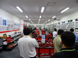 TONE社ショールーム見学ツアー中 TONE社ショールーム見学ツアー中