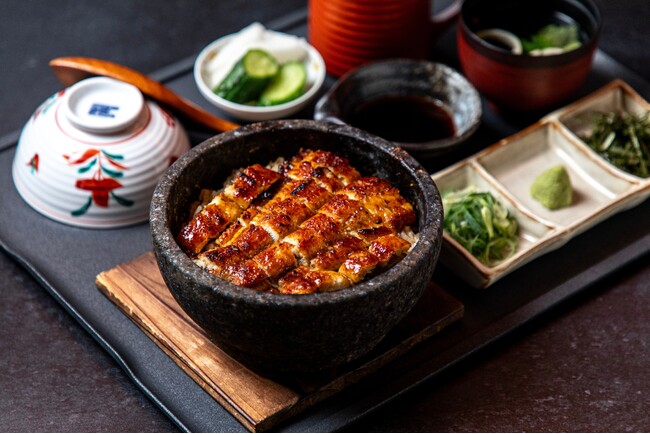 名古屋・伏見「知多家 本邸」に曜日限定メニュー登場。備長炭焼き × 石焼きごはんの贅沢「うなぎおこげまぶし」と「飛騨牛まぶし」販売開始