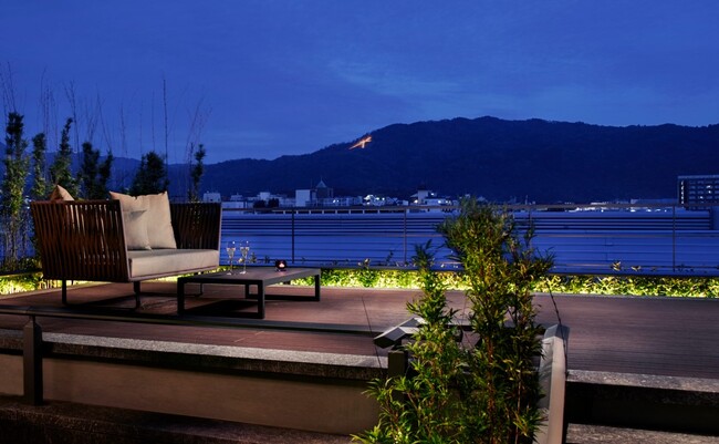 ザ・リッツ・カールトン京都、鴨川沿いの客室が叶える贅沢な眺望　京都の夏の伝統行事「五山の送り火」を特等席で臨む特別な一夜