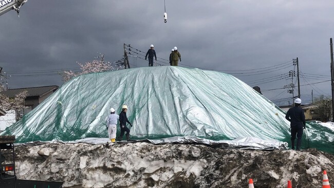 屋外雪貯蔵用多層膜シートで南魚沼市役所の排雪活用検証に協力