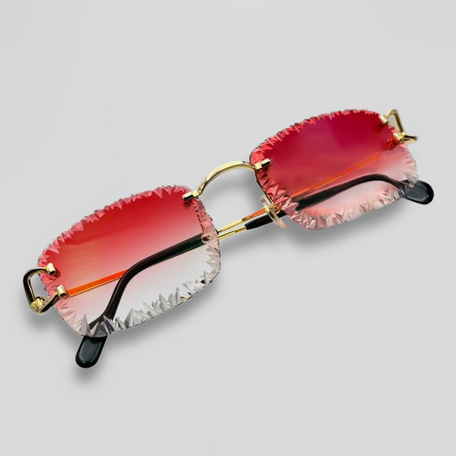 様々な素材に精巧なハンドカットを施す「HOUSE OF FACET」から、Cartier Signature Cをカスタマイズした、光で色が変わるMR-8調光レンズ搭載のサングラスが発売。