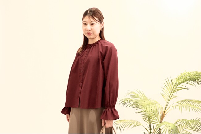 秋色シアー素材のブラウスを8月21日に発売 猛暑でも快適に着用できる透け感を抑えたシアー素材を採用