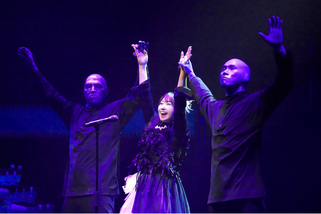 水樹奈々がブルーマングループと圧巻の共演!