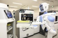 藤田医科大学 岡崎医療センターにて世界初となるサービスロボット連携による臨床検体配送から臨床検査機器への自動投入までの実証に成功