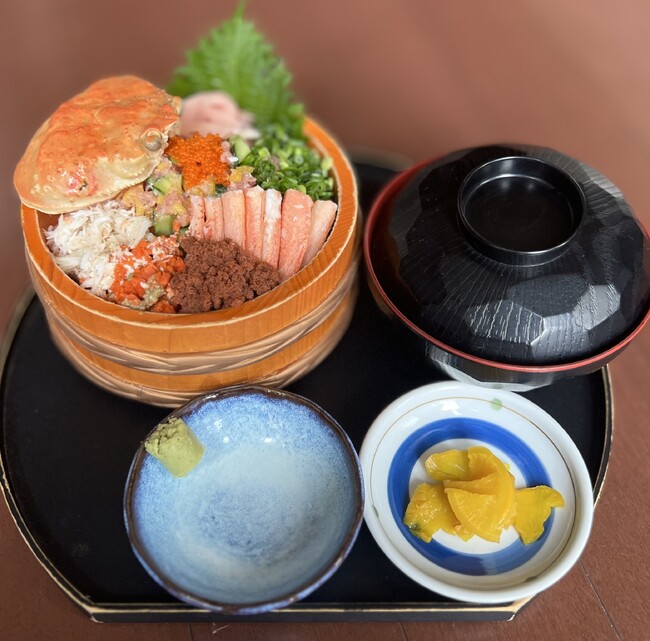 冬の味覚を味わう!香箱カニ1杯丸ごと使用した『香箱ふるさと丼』登場