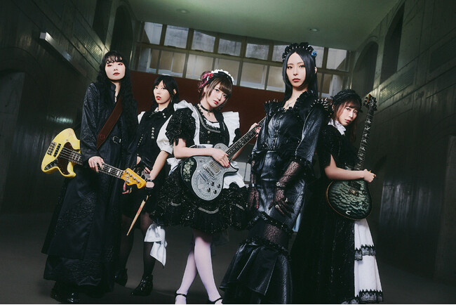 世界的人気のガールズロックバンドBAND-MAID、10月22日にEP『SCOOOOOP』のリリースが決定！さらに、『ロックレディ』OPテーマ「Ready to Rock」のお給仕映像をフル尺公開！