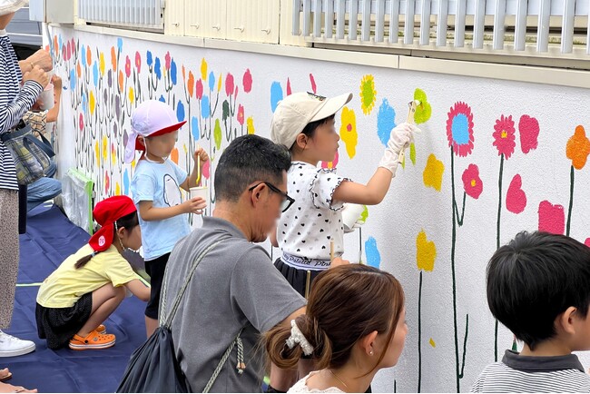 “暑さに効くアート”で地域をカラフルに！宮崎市の子どもたちとの塗装イベントを実施しました