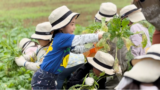 子どもたちに“食“を育てる本物の体験を。大空と大地のなーさりぃ　畑のお手伝いと次の約束
