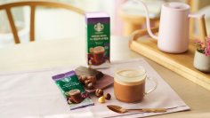 「スターバックス® プレミアム ミックス ヘーゼルナッツ モカ」2025年9月1日（月）新発売　香ばしくローストしたナッツの風味となめらかなチョコレートの甘さがふわふわの泡に溶け合うラテ