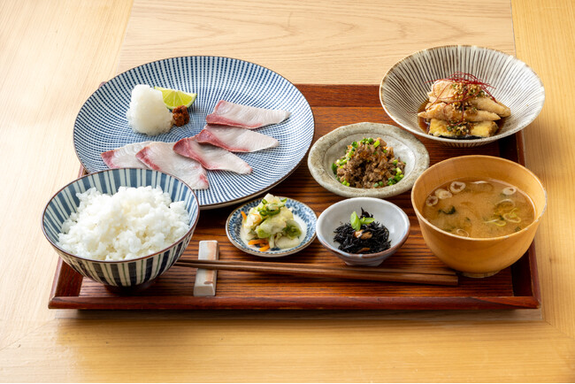 東京駅構内「dancyu食堂」にて、今夏も「完全養殖 黒瀬ぶり定食」を期間限定で販売
