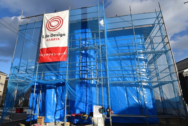 ライフデザイン・カバヤの建築現場用ブルーシートの水平リサイクルの取り組みにおいて、再生材使用率の向上を目指します