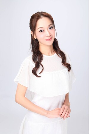 ＜達成率900％突破！まもなく終了！＞　元・宝塚歌劇団　珠まゆらプロデュース『忙しいあなたへ。お出かけ前の3秒でシワのない服と優雅な香りを』Makuakeで最大25%OFFの数量限定先行販売。