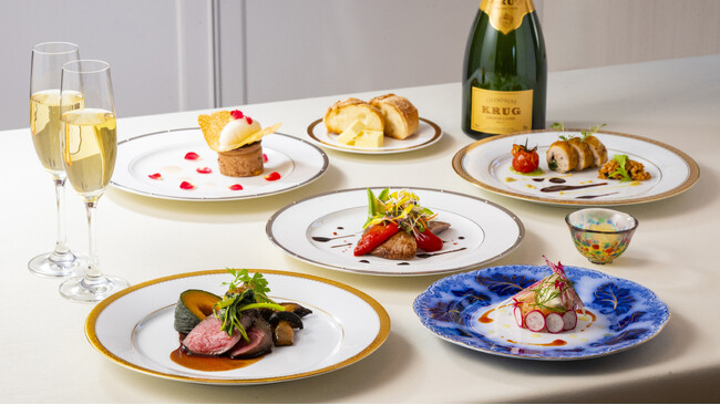 水上アートホテル「PETALS TOKYO」5周年記念。船上スペース「T-LOTUS M」のプライベート空間で味わう、4日間限定の特別なフレンチコースを提供