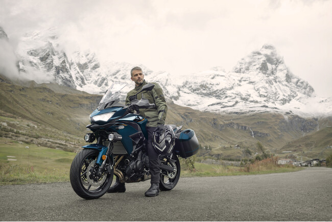 カワサキからマルチパーパスモデル「VERSYS 650」に新色が追加、2025年9月27日に発売