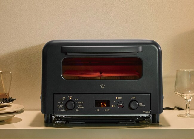 「石窯」をヒントに、熱を逃がさずスピーディーに焼き上げる　オーブントースター（EQ-HM30） 新発売