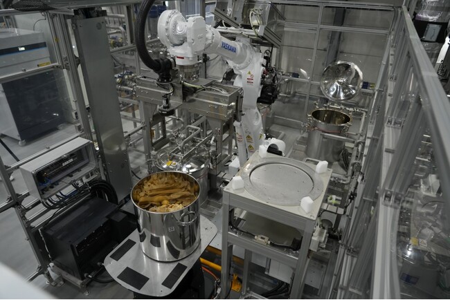 サントリー大阪工場「スピリッツ・リキュール工房」の原料取り扱いエリアを自動化