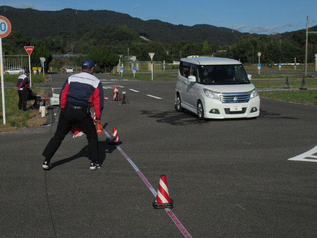 【JAF佐賀】県内最多の「追突事故」をどう防止する？公道ではできない体験から学ぶ運転実技講習会
