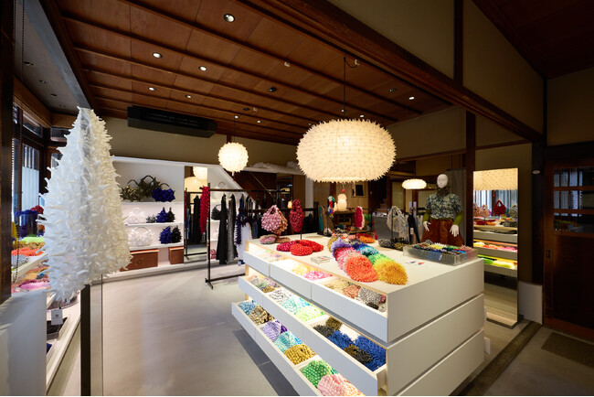 ＜片山文三郎商店＞築90年の京町屋本店 をリノベーション、貴重な絞り染めのアーカイブや蔵書を閲覧できるスペースを新たに公開