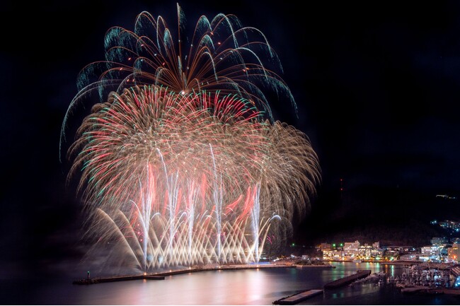 【夜空と海に咲く大輪の華】9月の熱海海上花火大会は計2回！15日（月祝）・23日（火祝）開催！特等席確約の送迎付きプランの販売中。空席少なくなっているので、ご予約はお早めに！