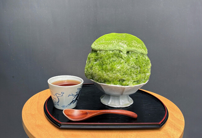 日本茶カフェ「八屋」より、今シーズンを締めくくる限定かき氷が登場 第5弾は、抹茶の旨味を存分に味わい尽くせる『濃い 抹茶のかき氷』～様々な食感が一度に楽しめる！最後まで飽きのこないかき氷～