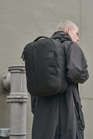 【Incase(インケース)】見渡せる収納、美しいシルエットミニマルに整う2WAYバッグ、新登場