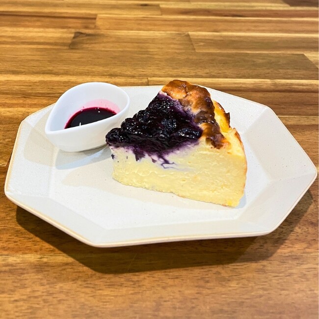 果実ごろごろ×とろける口どけ｜ブルーベリー農家直営カフェが贈る「ブルーベリーバスクチーズケーキ」
