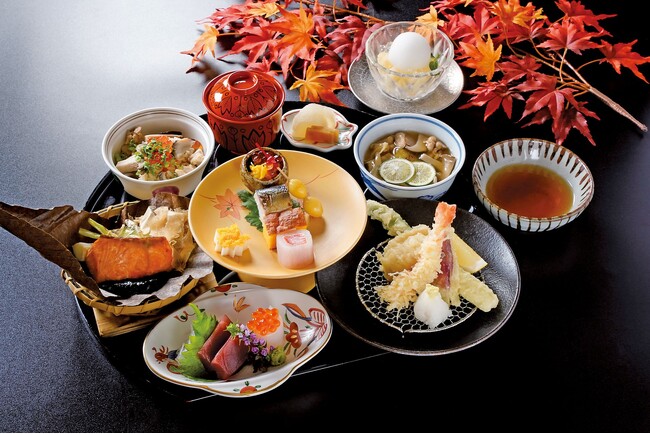 【明治記念館】“「秋ざんまい御膳（8,470円・税サ込・室料サービス）」は平日限定のランチ御膳！”　懐石料亭「花がすみ」が期間限定でご提供するお得なランチメニューをご賞味ください