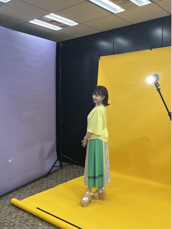 【取材風景をちょい見せ】40年間、推され続けるアイドル・浅香唯が巻頭に登場！「月刊スカパー！」2025年9月号が絶賛発売中！