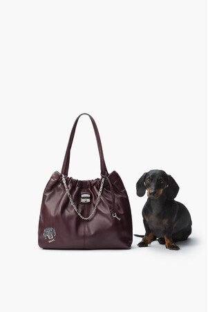 【マーク ジェイコブス】大好評につき！大切なペットのポートレートを描く「BARK JACOBS」を拡大展開。2025年フォールの新作バッグも対象アイテムとして登場。