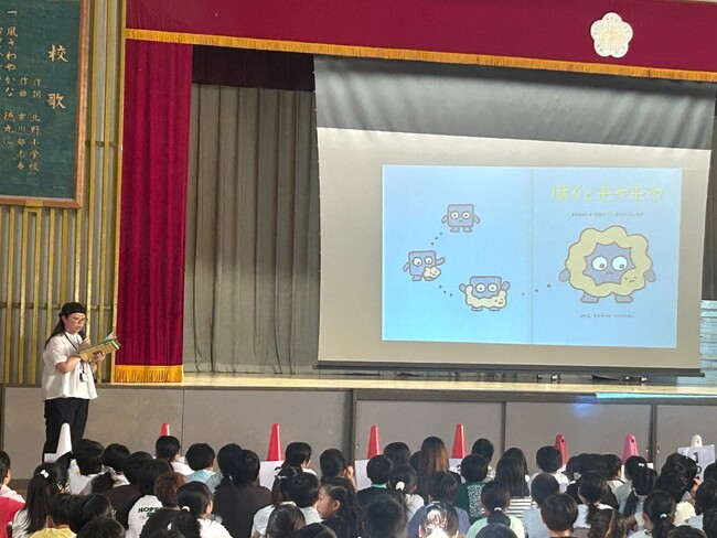 区立北野小学校の始業式で、子どもに寄り添うこころの絵本「ぼくとモヤモヤ」の読み聞かせを行いました