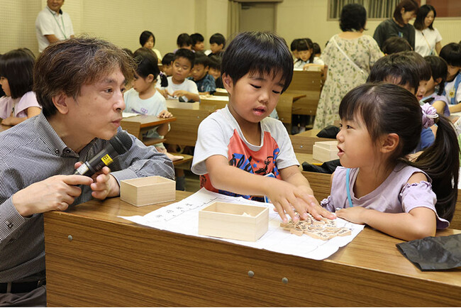 「将棋のまち高槻」でプロ棋士が小学校で出前授業
