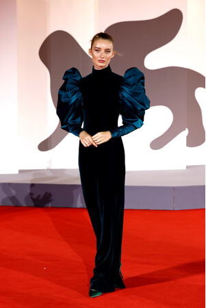 【ルイ・ヴィトン】ジュリア・マエンツァ、第82回ヴェネツィア国際映画祭の「Orfeo(原題)」プレミアにルイ・ヴィトンを着用