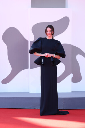 【ルイ・ヴィトン】ステイシー・マーティン、第82回ヴェネツィア国際映画祭の「The Testament of Ann Lee(原題)」プレミアにルイ・ヴィトンを着用