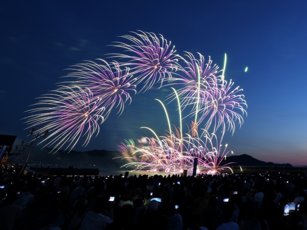 【和歌山マリーナシティ】秋の夜空を華麗に彩る花火ショーに、ナンバーワン戦隊ゴジュウジャーのスタントアクションショー開催！ 黒潮市場では秋のグルメフェアも