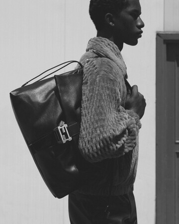 フェンディ、2025-26年秋冬コレクションより、新作バッグ「フェンディ フラックス メッセンジャー」を発売！