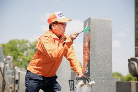 お墓クリーニングをしている様子