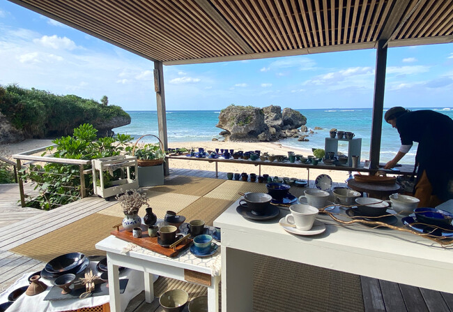 【バンタカフェ】個性豊かな「やちむん」で自分好みの推し！に出会う。沖縄の工芸品を見て、触れて、味わうイベント「海辺のやちむん市」を今年も開催