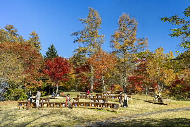 【軽井沢星野エリア】今年は寝転がって読書ができる「お昼寝ブックツリー」が新登場！紅葉と読書を満喫する「軽井沢 紅葉図書館」開催