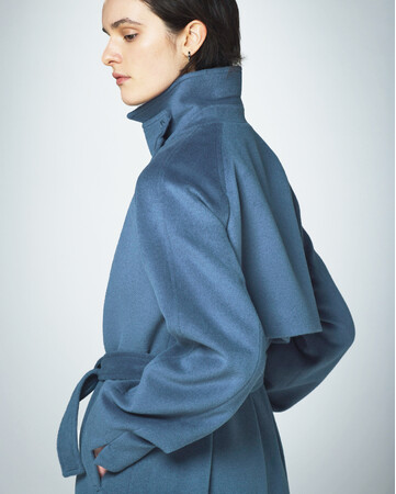 コムサ2025AWアウターコレクション店舗限定で開催