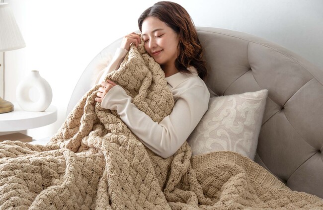 残暑のエアコン冷え対策から、冬の重ね使いまでオールシーズン対応！可愛い手編み風デザインの軽やかブランケット「moket light」登場