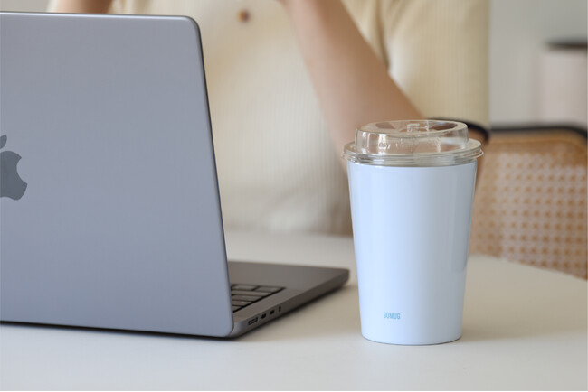 【新発売】コンビニコーヒーがもっとおいしく、もっと心地よく。やさしいミストカラーの「GOMUG（ゴーマグ）」シリーズが登場