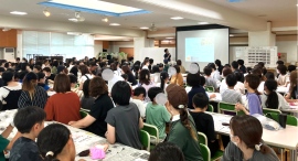 新潟・見附市立葛巻小学校で7月、約200名が参加した5年生PTA行事にて、老舗カトラリーメーカーの燕物産株式会社が、”スプーン磨き”などのワークショップを開催