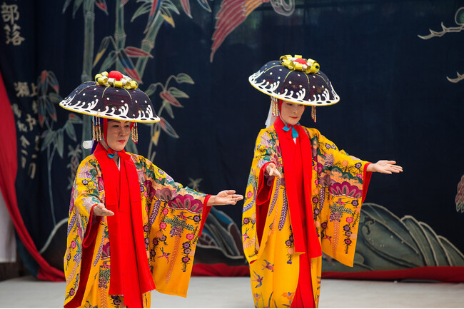 【星のや竹富島】約600年の歴史がある重要無形民俗文化財を識り、奉納芸能や伝統の儀式に没入する2泊3日「種子取祭（タナドゥイ）滞在」を提供