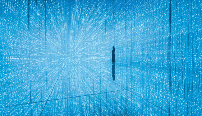 チームラボ、シンガポールの常設展「teamLab Future World」で、新たな作品《Light Sculpture with Paper Airplane》を公開。