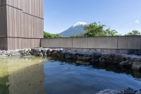 羊蹄山を望む絶景露天風呂とサウナを備えた「ゆころ温泉」　2025年9月8日ニセコひらふにプレオープン！株式会社中山眞琴アーキテクツ設計による高級感あふれる公衆温泉が誕生