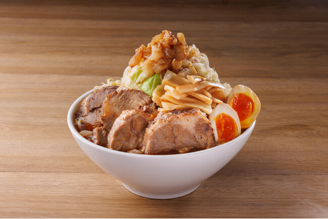 【三歩先ゆく二郎系。『豚ラーメン サブロー』が描く新時代!!】豚ラーメン サブロー 2025年9月9日(火)NEW OPEN!!