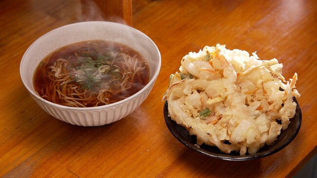 【ＢＳ日テレ】「ドランク塚地のふらっと立ち食いそば」東京・平和島で見つけたこだわりの直径20cm！大判えび天かき揚げそば　塚地武雅も見惚れるかき揚げの造形美！