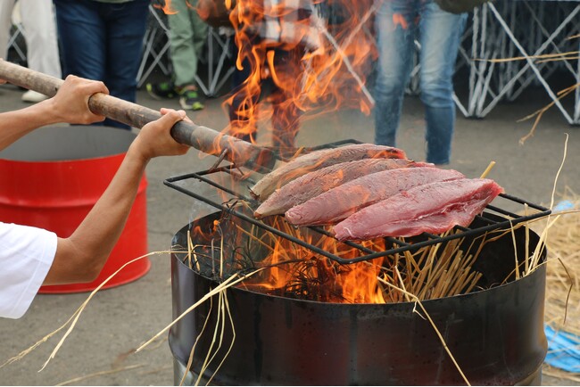 【気仙沼】藁焼きかつおタタキ300食を無料提供！かつお溜め釣り漁伝来350年を祝う記念イベント