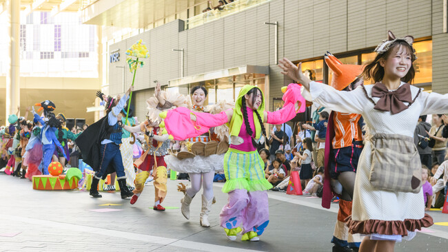 多摩美生がアートで街を劇場に。二子玉川ライズとの産学連携プロジェクト、広場演劇『はいしゃっく』を10月に上演。アート作品のチャリティー販売や保育園児との会場美術のコラボも実施。