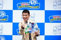 柳沢慎吾さんが“張り込み現場”を再現！常温で持ち運びできるロングライフ牛乳の魅力を楽しく発信